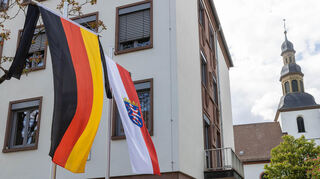 Nach dem Tod von Papst Franziskus im Frühjahr trugen die Flaggen vorm Lampertheimer Stadthaus Trauerflor. Das Bild kann symbolisch auch für die schwierige Haushaltsplanung stehen. Sie wird zum Trauerspiel, weil noch offen ist, wie viel Geld von Bund und Land eingeplant werden kann.