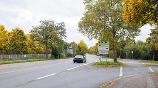 Der künftige Radschnellweg soll an der Einmündung der Entlastungsstraße West in die Alte Mannheimer Straße durch einen Kreisverkehr führen. Die aktuelle Planung sieht vor, den Bereich entsprechend umzubauen.