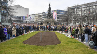 Gebete nach Amokfahrt und Gedenkminute am Paradeplatz in Mannheim.
