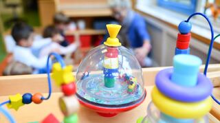 Kinderbetreuung und Soziales statt Straßenbau - die Ausgaben der Kommunen haben sich laut einer Studie deutlich verschoben. (Illustration)