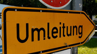 Ein Straßenschild, das eine Umleitung anzeigt. (Symbolbild)