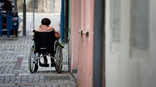 Nicht alle Menschen mit Behinderungen wagen sich mit dem Rollstuhl noch in die Öffentlichkeit.
