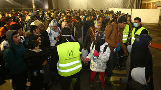 Im Herbst 2015 kommen täglich Menschen mit Zügen und Bussen in Mannheim an. Hier werden sie registriert, aufgenommen, erstversorgt und sollen dann auf andere Städte in Baden-Württemberg verteilt werden.