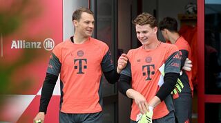 Jonas Urbig (r) darf gegen Gladbach statt Manuel Neuer (l) im Tor ran.