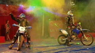 Im „Globe of Speed“ zeigen die „Gasoline Brothers“ aus Rumänien ihre Motorradstunts.