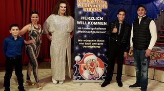 Bald in der Manege zu sehen (v.l.): Alessio (Diabolo-Artist), Miss GIna (Hula Hoop), Dragqueen Lavina Lover (als Mitwirkende der „Regenbogen Circus Gala“), Tyron (Diabolo-Artist) und Stephan Riedesel (Circusdirektor).