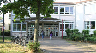 Der Fahrer eines Lieferwagens soll zwei Kinder der Friedrich-Fröbel-Schule dazu aufgefordert haben, bei ihm einzusteigen. Der Vorfall besorgt Eltern und Schulleitung.