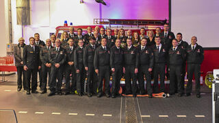 Seit 50, 40 oder 25 oder 15 Jahren dabei: Stadt und Stadtfeuerwehrverband ehrten in der Hauptfeuerwache vor einem historischen Tanklöschfahrzeug die Jubilare.