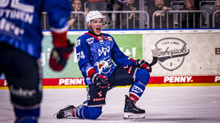 Justin Schütz hat zum ersten Mal eingenetzt. Der Stürmer der Adler Mannheim feiert sein Tor zum 1:0 gegen die Kölner Haie.