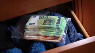 Sparer hierzulande bevorzugen Giro- und Tagesgeldkonten als Geldparkplätze. Vielfach wird aber auch Bargeld zu Hause verwahrt. (Symbolbild)