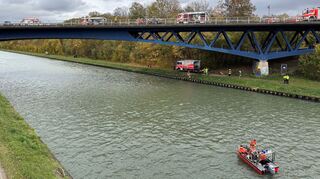 Rettungskräfte der Feuerwehr sind an der Unfallstelle auf der Bundesstraße 4 an einer Brücke über den Mittellandkanal im Einsatz.
