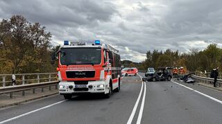 Rettungskräfte sind am Unfallort im Einsatz.