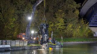 Am Samstagabend wurde mit Hilfe eines Kranfahrzeugs das Auto aus dem Mittellandkanal geborgen.