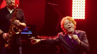 Simply Red räumen mit ihren großen Hits in der SAP Arena ab. Im Mittelpunkt: Saxophonist Ian Kirkham (links) und Sänger Mick Hucknall.