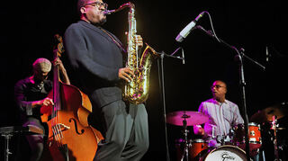 Überzeugten im Karlstorbahnhof: James Brandon Lewis am Saxofon, Brad Jones, Bass, und Chad Taylor, Drums.