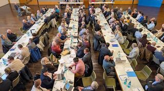 151 Delegierte der Ortsverbände stimmen beim Kreisparteitag der CDU Bergstraße über die Kandidatenliste und das Wahlprogramm ab.