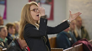 Chorleiterin Elke Voelker beim Jubiläumskonzert.