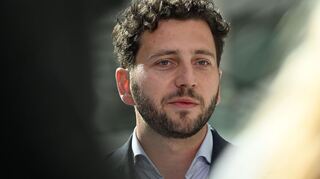 Die Aussagen des Kanzlers seien ihm zu pauschal, sagt der Co-Vorsitzende der Grünen, Felix Banaszak. (Archivbild)