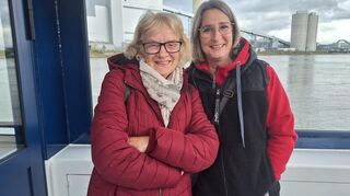 Brigitte (l.) und Tanja sind ebenfalls bei der Taufe der Fähre dabei. Brigitte fährt regelmäßig von der Pfalz nach Neckarau, um ihren Bruder zu besuchen.