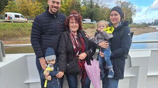 Denis mit Frau Sonja, Schwiegermutter Angelika und den Kindern Alexander und Katharina. Sie haben die Taufe der Fähre für einen Familienausflug genutzt.