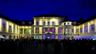 Das Schloss von Neckarhausen wurde beim Lichterfest am letzten Wochenende im Oktober nicht nur einfach angestrahlt, sondern in bunte Farben getaucht. Viele hundert Besucher erlebten das Spektakel.