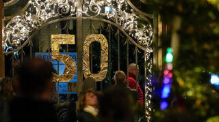 Die goldene 50 am Tor zeigt: Hier feiert Edingen-Neckarhausen seinen 50. Geburtstag.