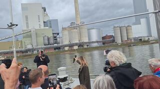 Winzerin Katharina Krieger vom Weingut Fleischmann-Krieger tauft die neue Rheinfähre „Alma“.