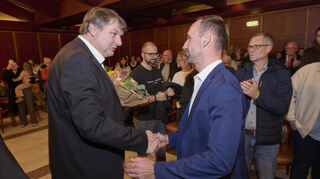 Bürgermeister Volker Scheib (l.) gratuliert dem Wahlsieger Konstantin Großmann, seinem Nachfolger.