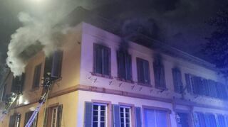 Mit einem Großaufgebot bekämpfte die Feuerwehr den Brand in der ehemaligen Gaststätte Deutscher Hof in Schriesheim.