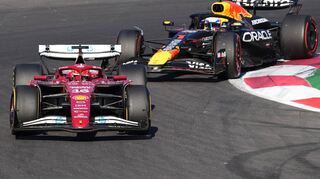 Nur eine virtuelle Safety-Car-Phase rettete Charles Leclerc (vorn) am Ende gegen Max Verstappen.