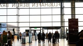 Der Flughafen wurde aufgrund von Fehlplanungen und Bauproblemen mit neun Jahren Verspätung eröffnet.