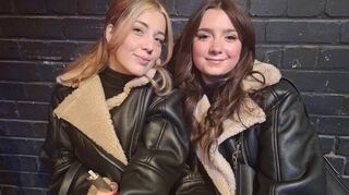 Lina (links) und Sherin genießen die Stimmung beim Nachtwandel.