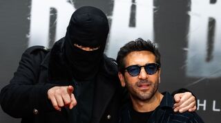 Der Rapper Haftbefehl (links) ist ein Fan großer Posen - hier bei der einer Vorführung zu seiner Dokumentation gemeinsam mit Elyas M'Barek. (Archivfoto)