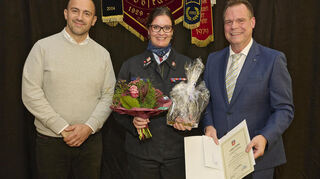 Susanne Merl (Mitte) hat den Ehrenteller der Stadt Bürstadt vom Erster Stadtrat Christop Lang (l.) und von . Bürgermeister Boris Wenz (r.) erhalten.