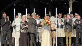 Astrid Kessler bei der Verleihung der Wagner-Stele mit Opernintendant Albrecht Puhlmann und Wagnerverbandspräsidentin Monika Kulczinski.