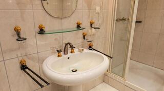 Ein Badezimmer in der 1994 fertiggestellten Becker-Villa in Leimen zeigt, dass es dort vergoldete Wasserhähne gibt.