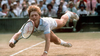 Der 17-jährige Boris Becker hechtet während des Turniers in Wimbledon im Juli 1985 hinter einem Ball her. Er gewinnt später an diesem Tag sein erstes Wimbledon-Finale.