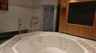 Mit Whirlpool im Untergeschoss: Das ehemalige Wohnhaus der Beckers verfügt über einige Luxus-Artikel. Auch eine Sauna ist hier untergebracht.