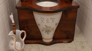 Eine Toilette als Thron: Auch diese Ausstattung ist Teil der einstigen Becker-Villa in Leimen.