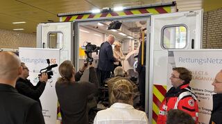 Nina Warken wirft einen Blick in das „Stroke-Mobile“ des Universiätsklinikums Mannheim.