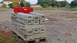 Dieses Bild von vor ein paar Wochen zeigt die Kombibad-Baustelle noch ganz an ihrem Anfang: Das Baugelände ist vorbereitet. Bauzaunfüße stehen gestapelt auf dem Gelände. Einsam lehnen lässig ein paar Bauzäune am Baum und warten auf ihren Einsatz.
