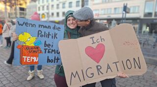 David und Lexi demonstrieren in Mannheim für Migration. Sie stammt aus den USA, er ist Deutscher.