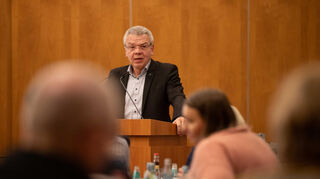 Lampertheims Bürgermeister Gottfried Störmer bei einer Sitzung der Lampertheimer Stadtverordnetenversammlung. Er appelliert an Bund und Land, die Kommunen finanziell auskömmlich auszustatten.