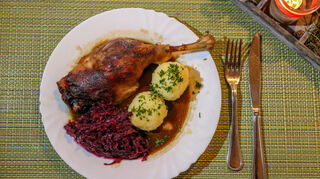 Eine Portion Gänsekeule mit Rotkraut und Klößen. In den kommenden Tagen starten viele Gastronomen ihre jährlichen Gänse-Wochen.