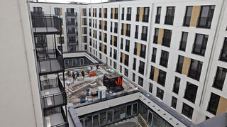 Der Innenhof, der noch begrünt wird, ist erst durch den Abriss der oberen Stockwerke des Kaufhauses möglich geworden.