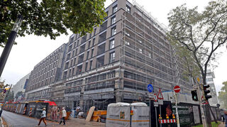 Von der Kunststraße aus ist die hölzerne Fassade von New7 bereits sichtbar. An drei Stellen wird sie noch begrünt.