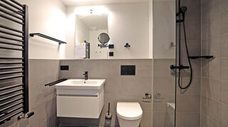 Das Badezimmer eines Serviced Apartments. Dieses und andere sind exakt in diesem Zustand als fertige Räume auf der Baustelle angeliefert worden.