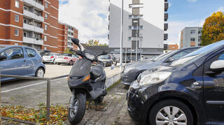 Die Verkehrssituation in der Pater-Delp-Straße ist angespannt, es fehlen Parkplätze. Auch deshalb lehnte das Parlament das Bauprojekt ab.