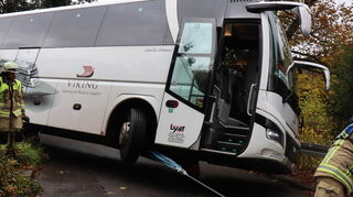 Reisebus fährt sich in Heidelberg fest.