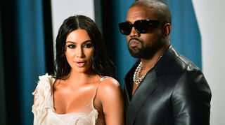 Kim Kardashian, Reality-TV-Star und Unternehmerin, und ihr damaliger Mann Kanye West, Musiker, kommen zu der Oscar-Party von Vanity Fair im Wallis Annenberg Center for the Performing Arts in Beverly Hills.